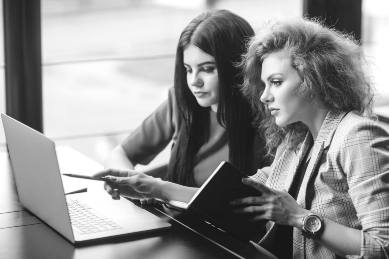 Moderne Finanzanalyse am Arbeitsplatz mit Diagrammen und Charts