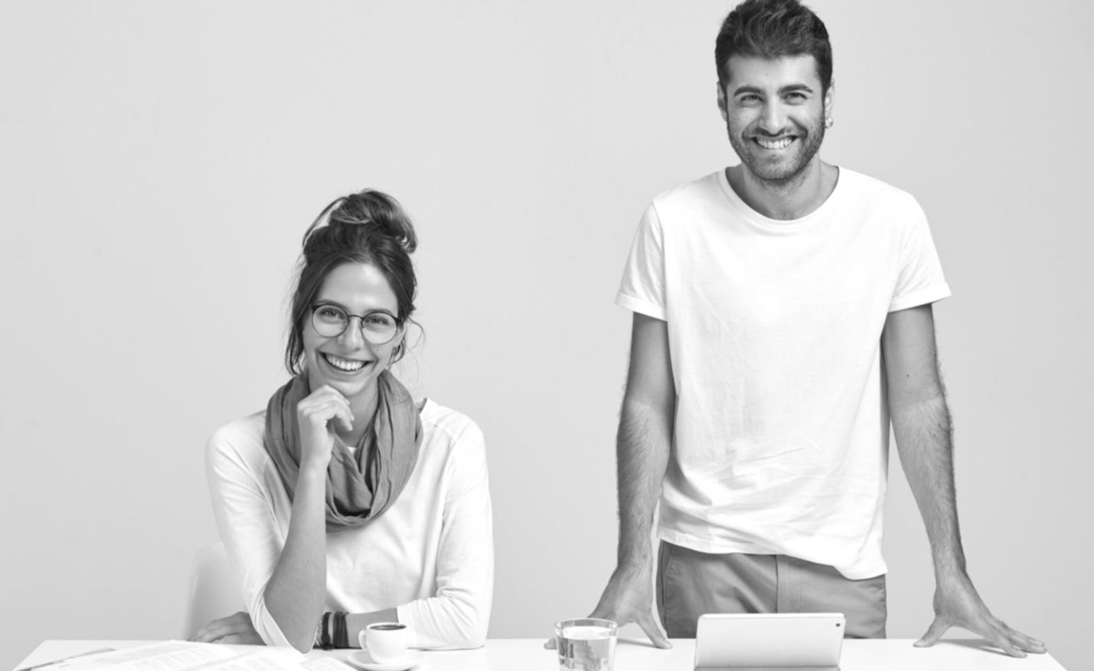 Team-Meeting zur strategischen Finanzplanung mit Dokumenten und Laptops auf dem Tisch