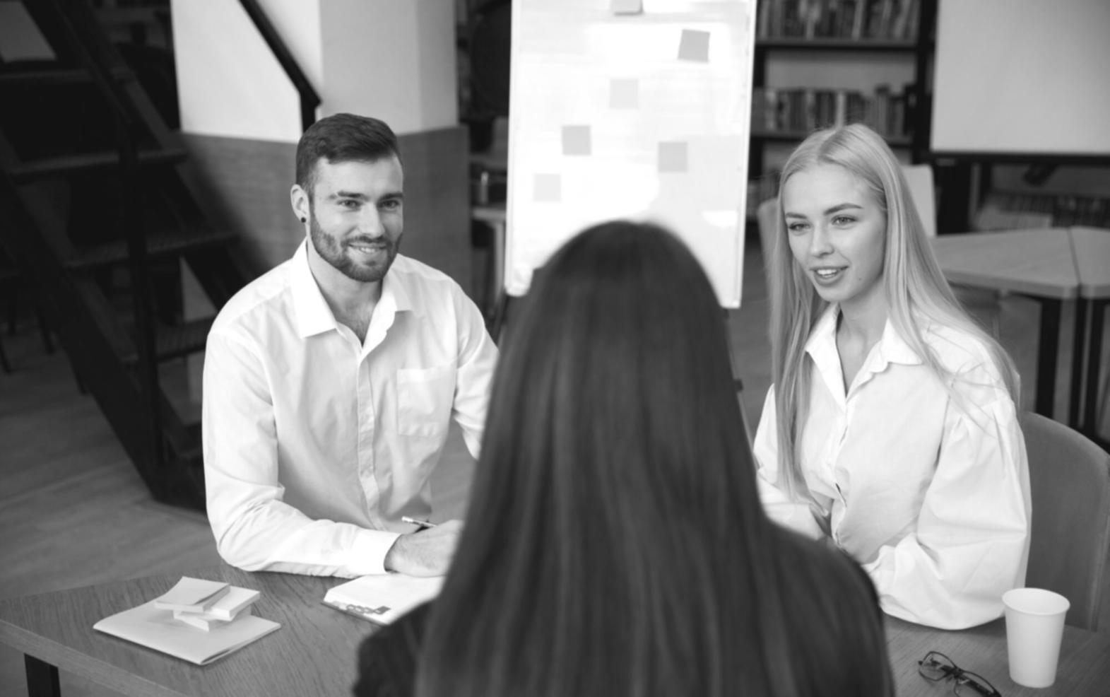 Teamwork bei der Finanzplanung - Kollegen diskutieren Strategien am Konferenztisch